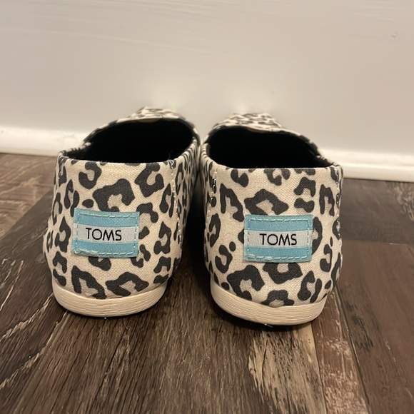 Tom’s snow leopard flats. Women size 7. - Picture 3 of 5